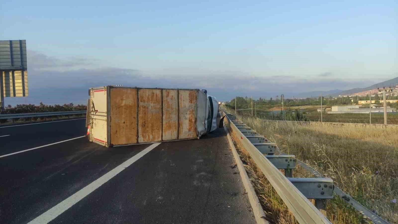 Lastiği patlayan kamyonet yola devrildi
