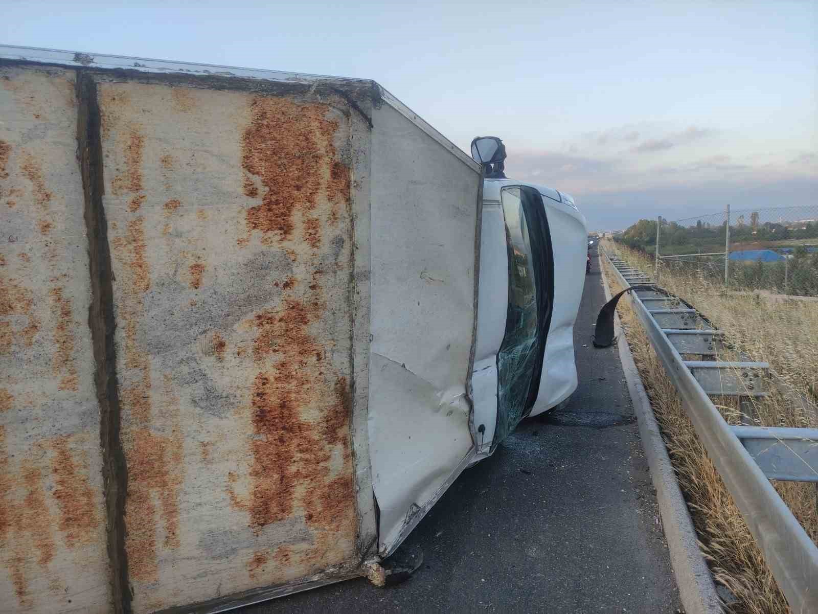 Lastiği patlayan kamyonet yola devrildi
