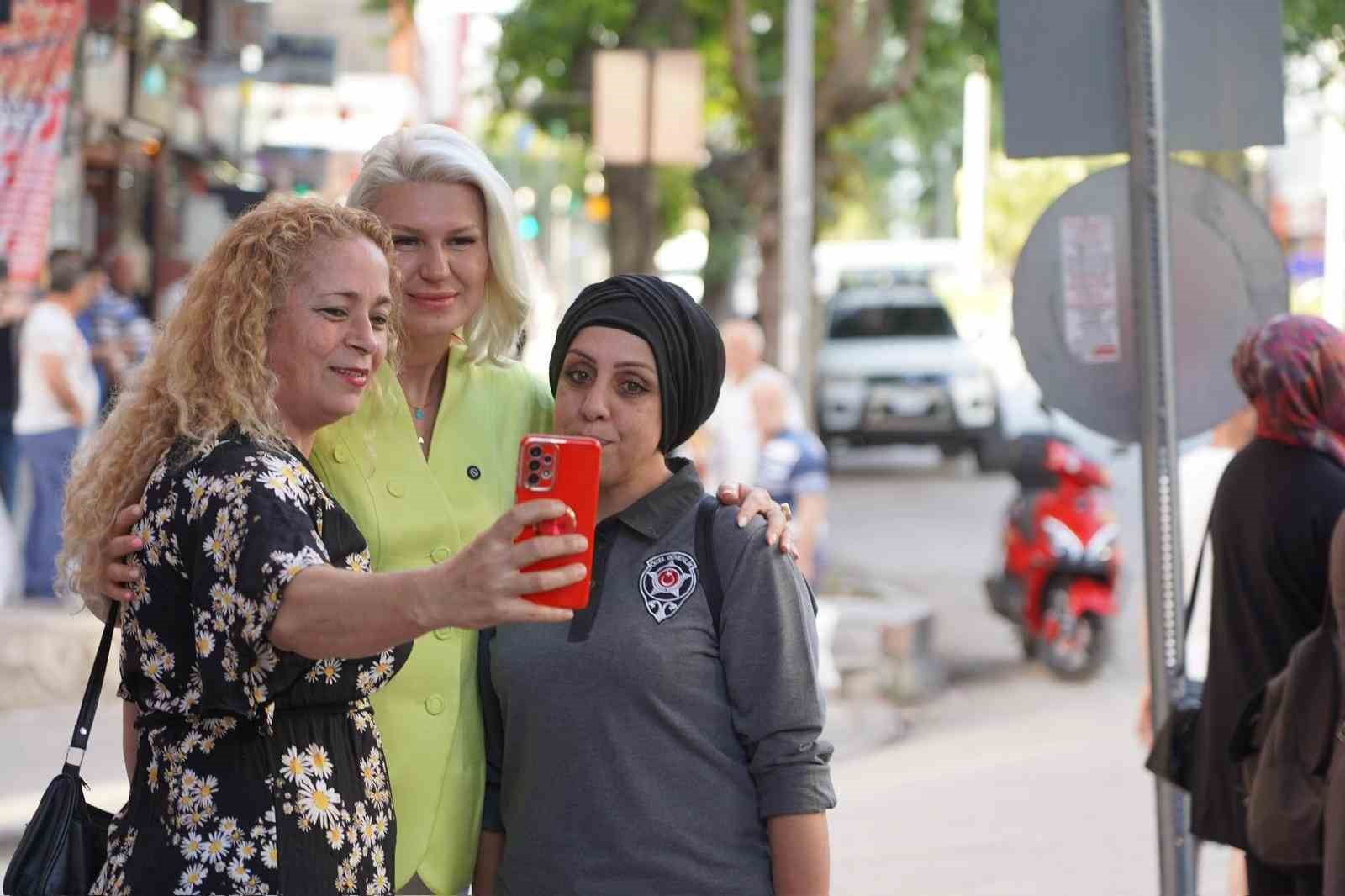 Mesaisine işçilere simit ikram ederek başladı
