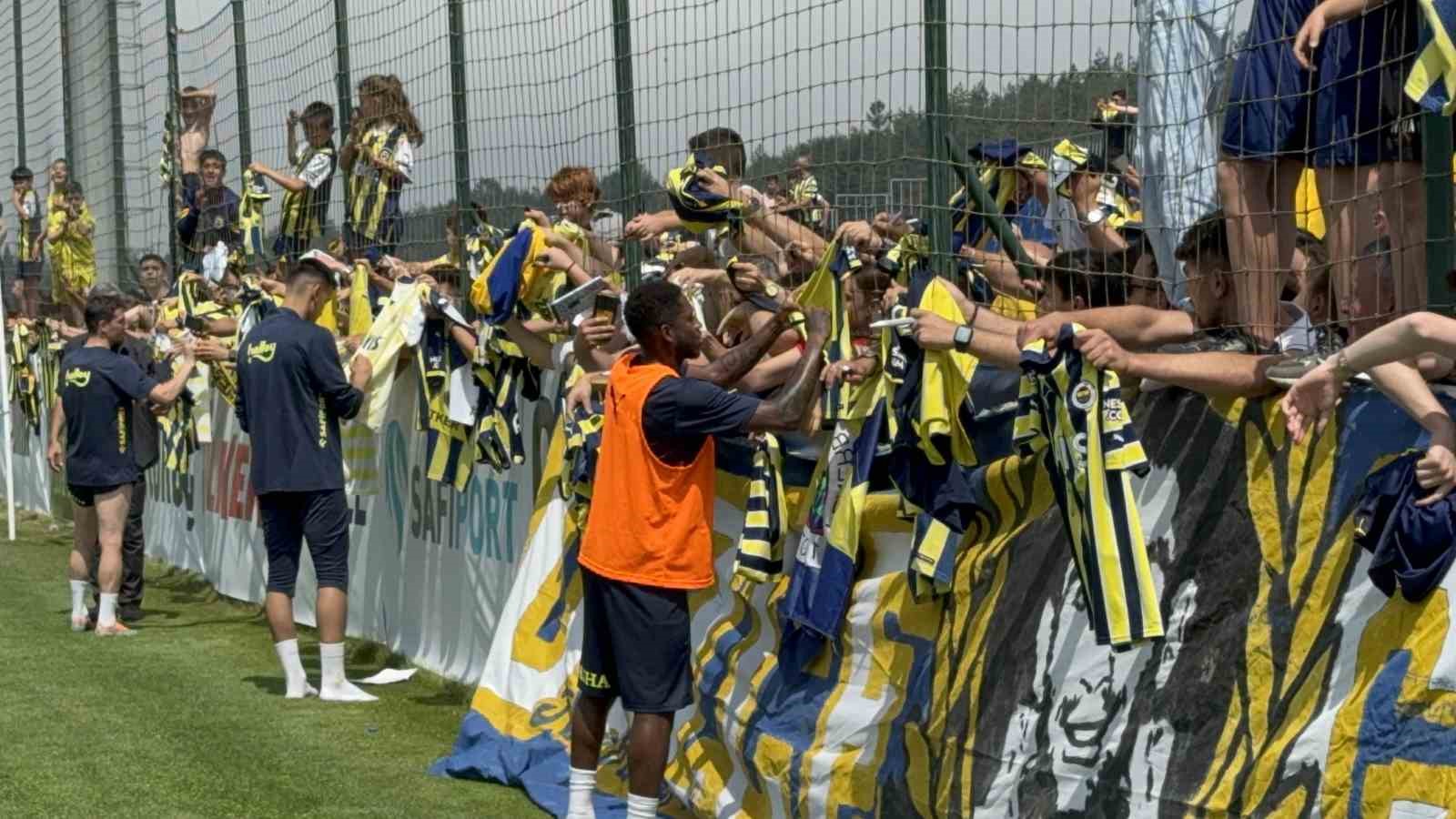 Fenerbahçe, taraftara açık antrenman yaptı
