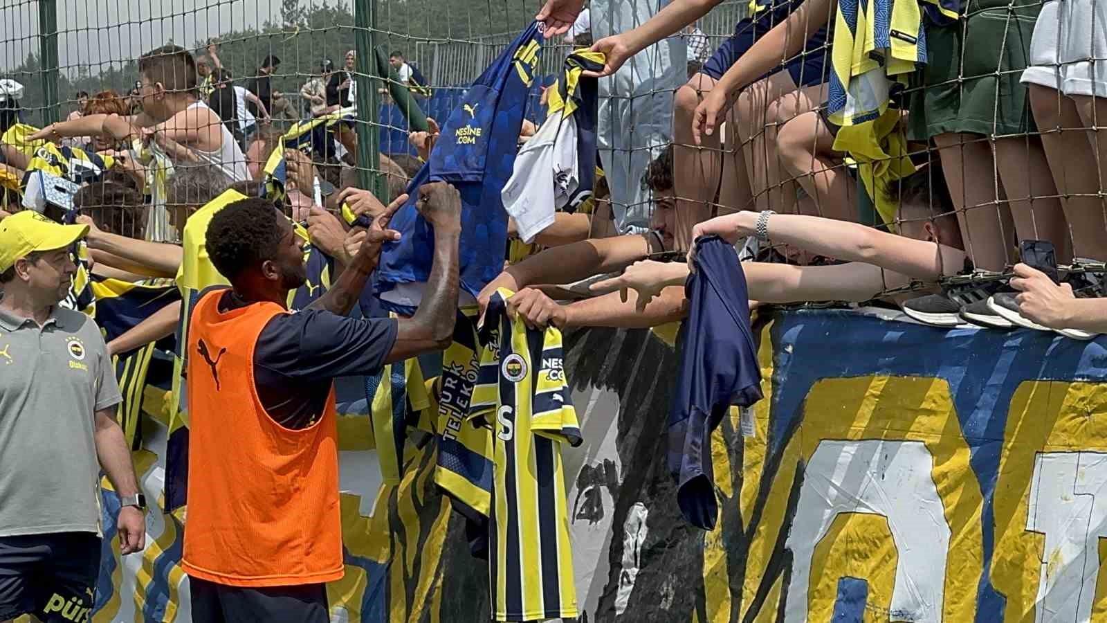 Fenerbahçe, taraftara açık antrenman yaptı
