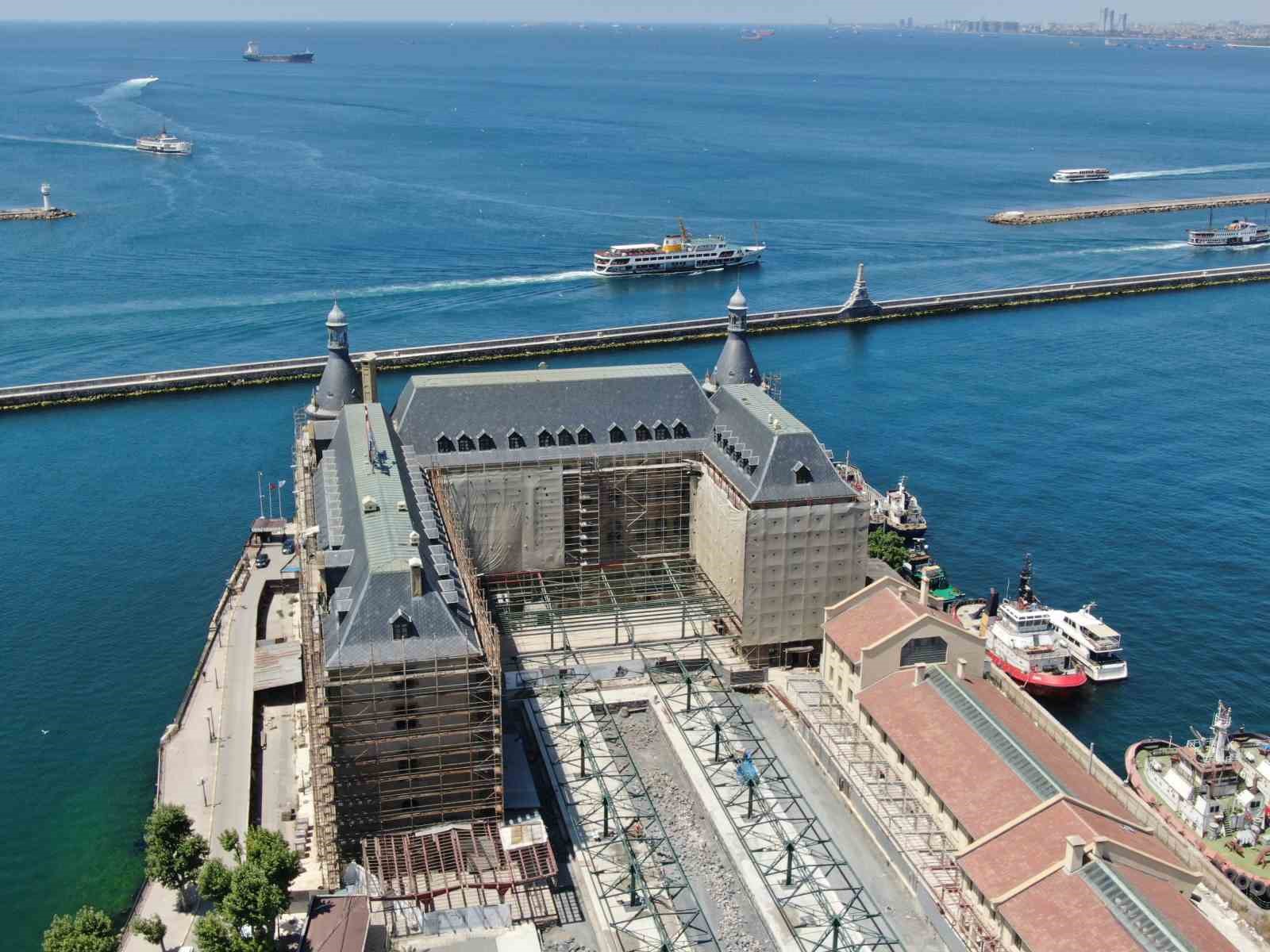 Haydarpaşa Garı’nı saran örtü kaldırıldı
