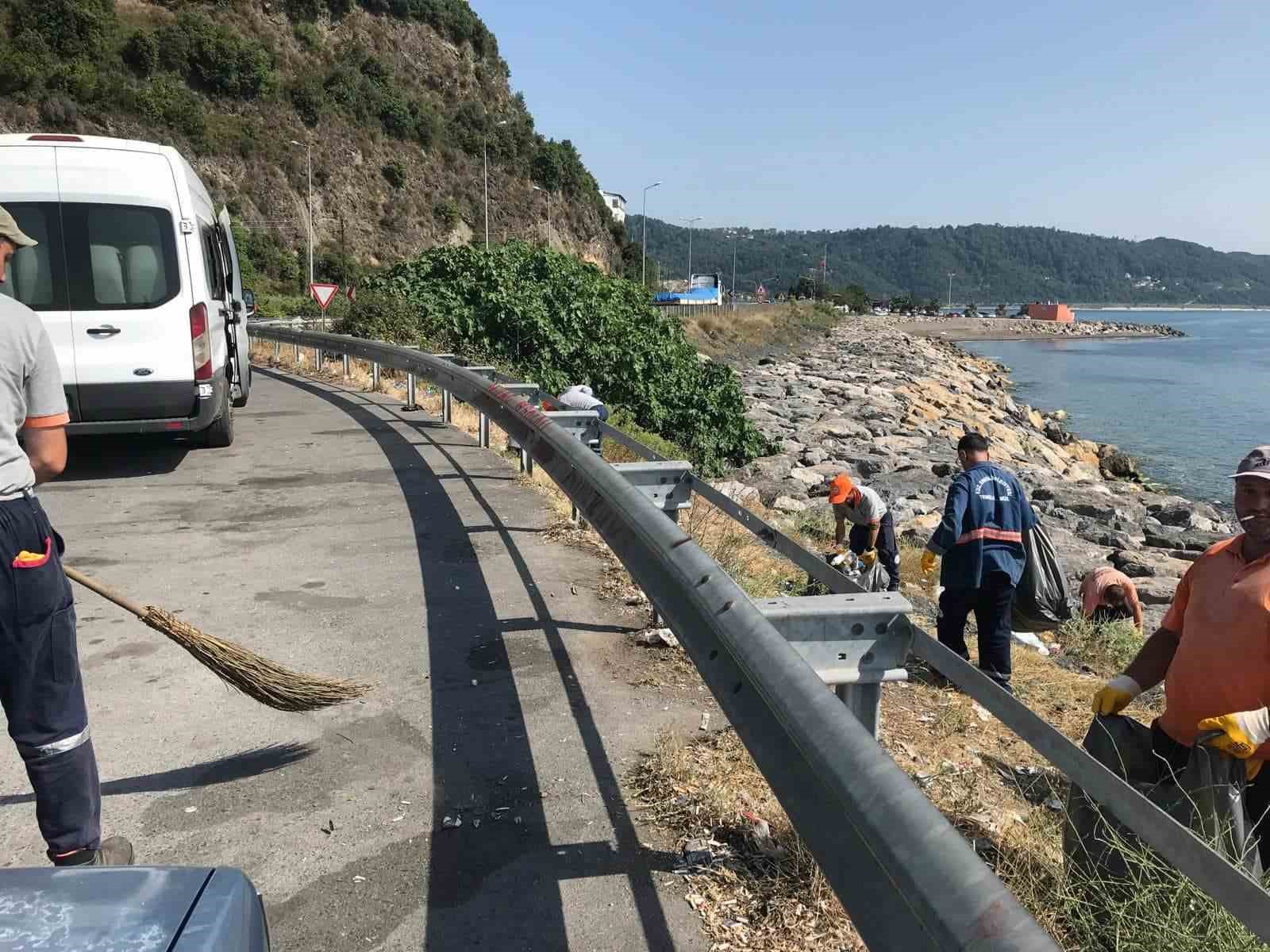 Karadeniz Ereğli’de plajlarda temizlik çalışması sürüyor
