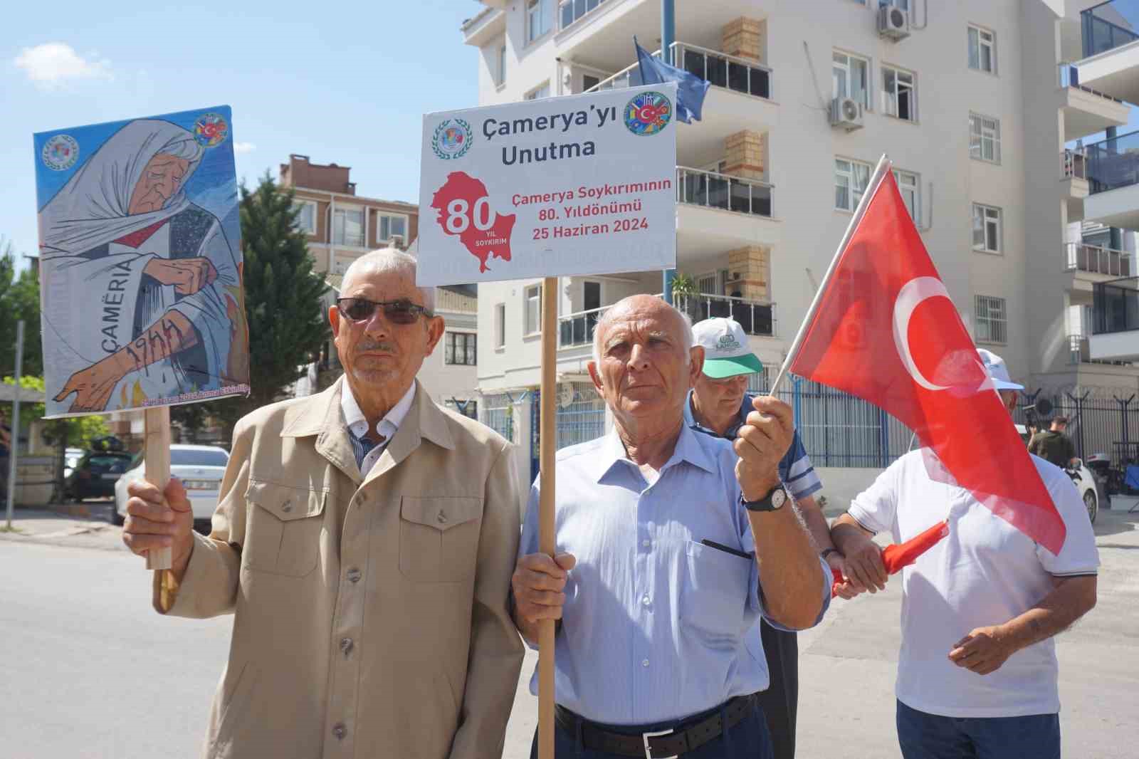 Çamerya katliamı unutulmadı: Yunanistan’ın Edirne Konsolosluğu önüne siyah çelenk bırakıldı
