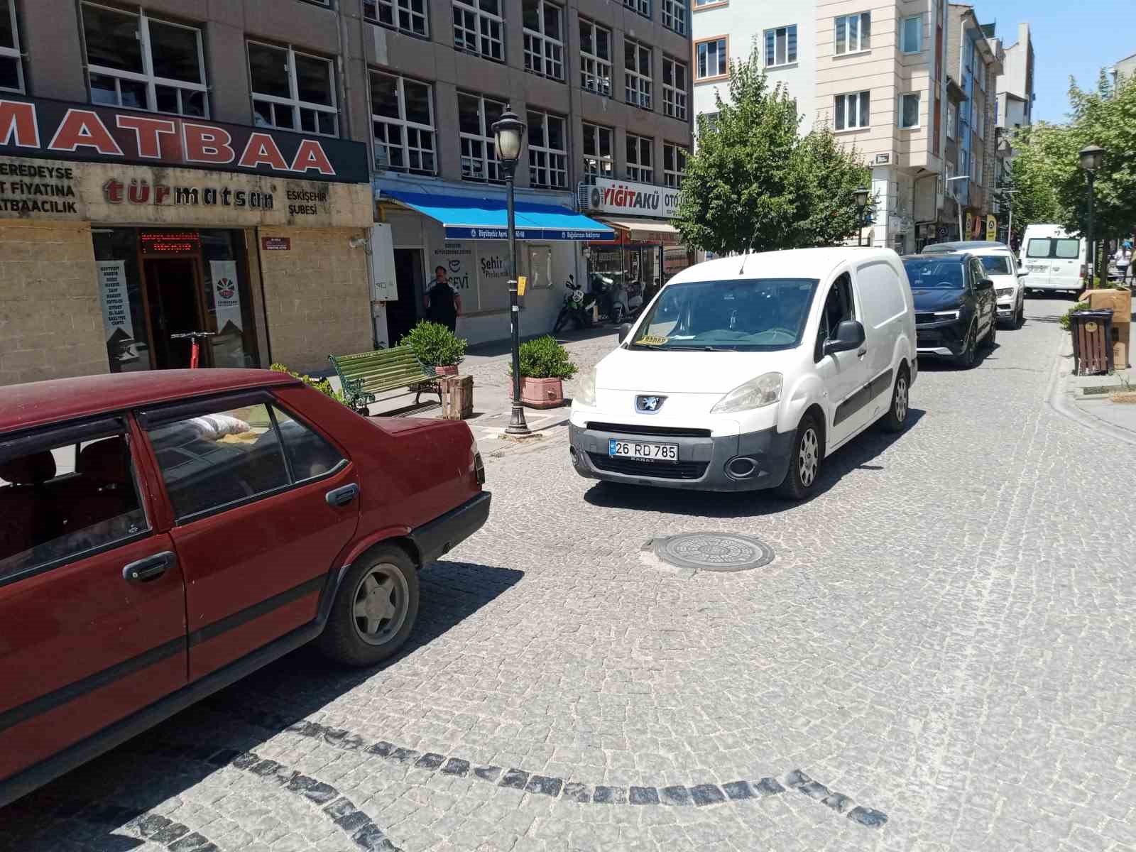 Ara sokakta yol ortasına bırakılan araç trafiği tıkadı
