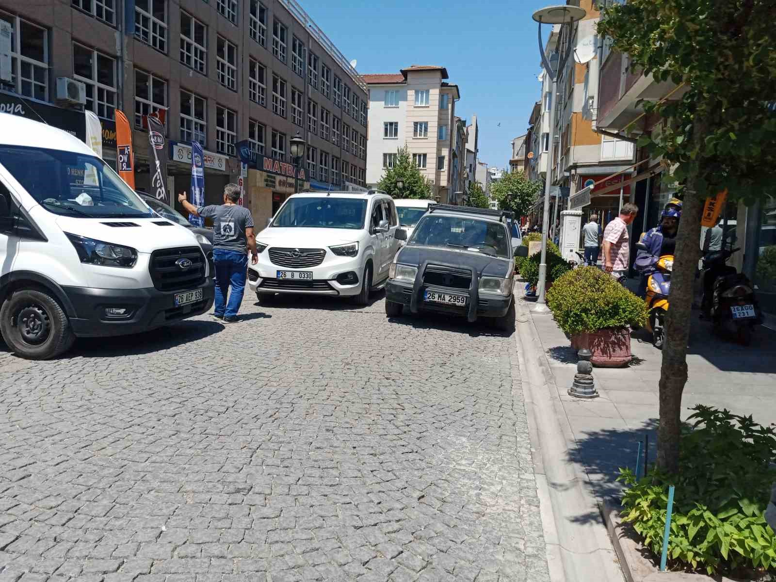 Ara sokakta yol ortasına bırakılan araç trafiği tıkadı
