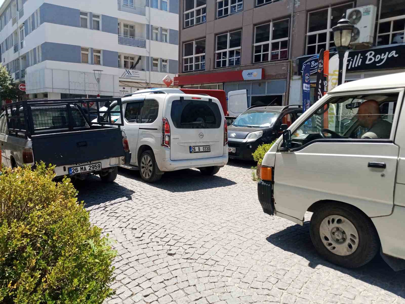 Ara sokakta yol ortasına bırakılan araç trafiği tıkadı
