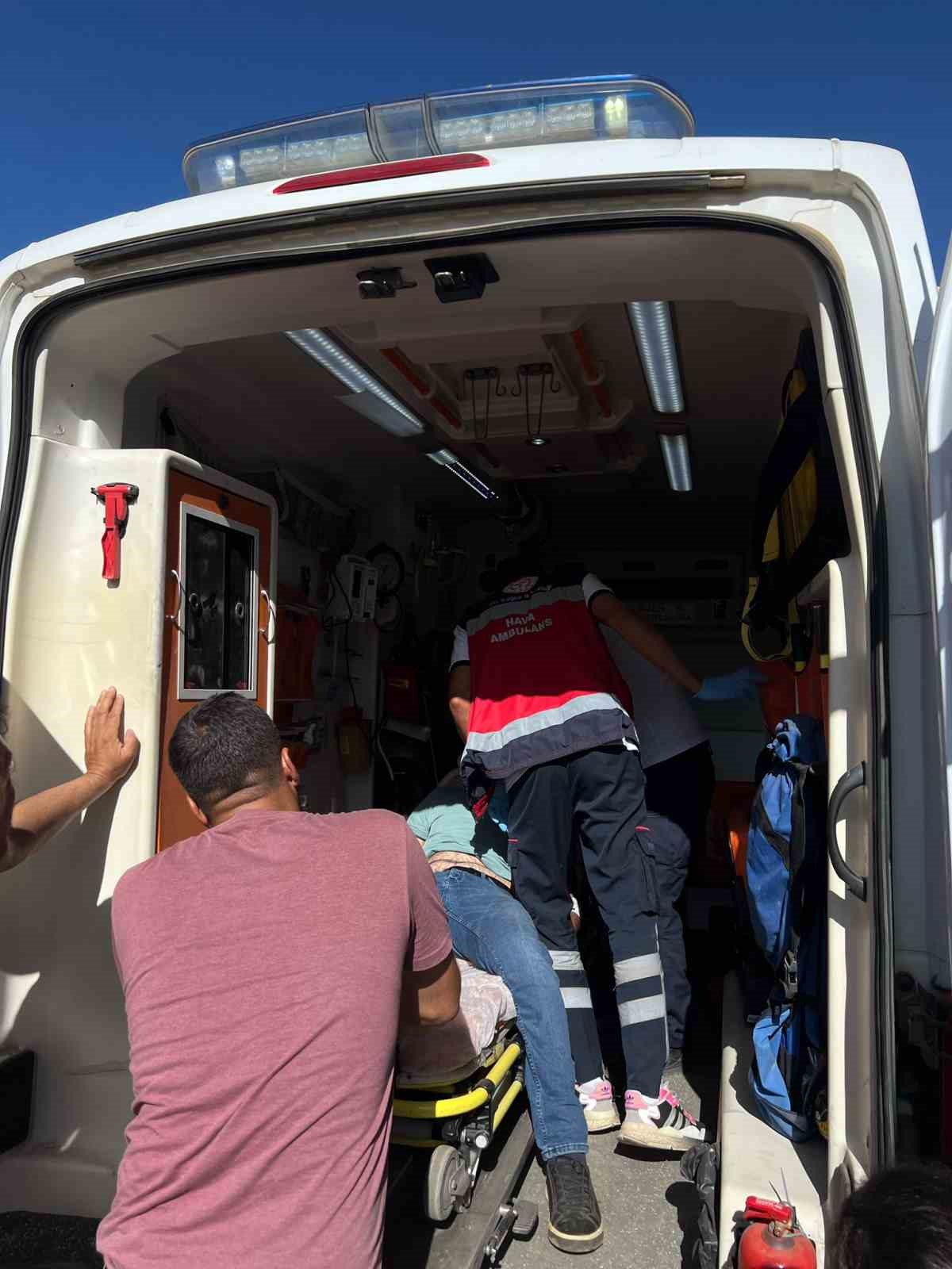 Arı sokması sonucu bilinç kaybı yaşayan hasta, ambulans helikopterle Erzurum’a sevk edildi
