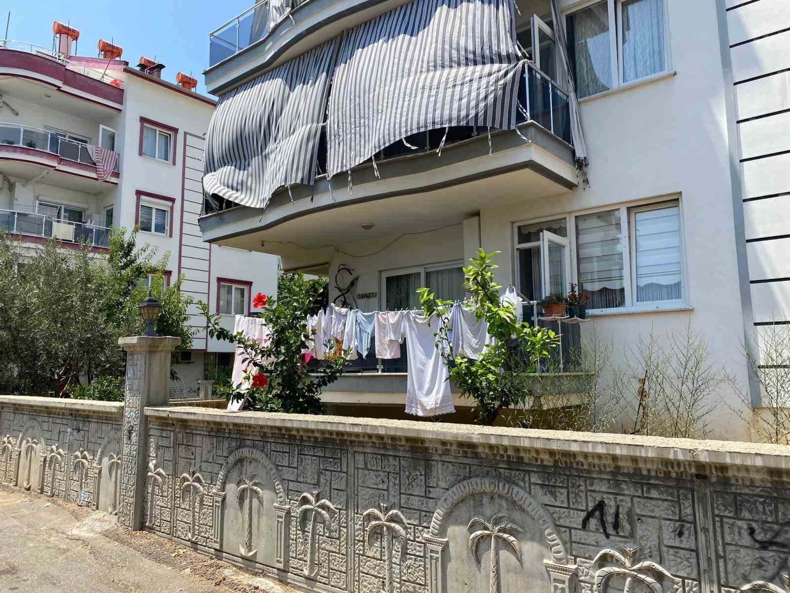 Balkonda asılı kadın iç çamaşırları çalan hırsız apartmanın başına dert oldu
