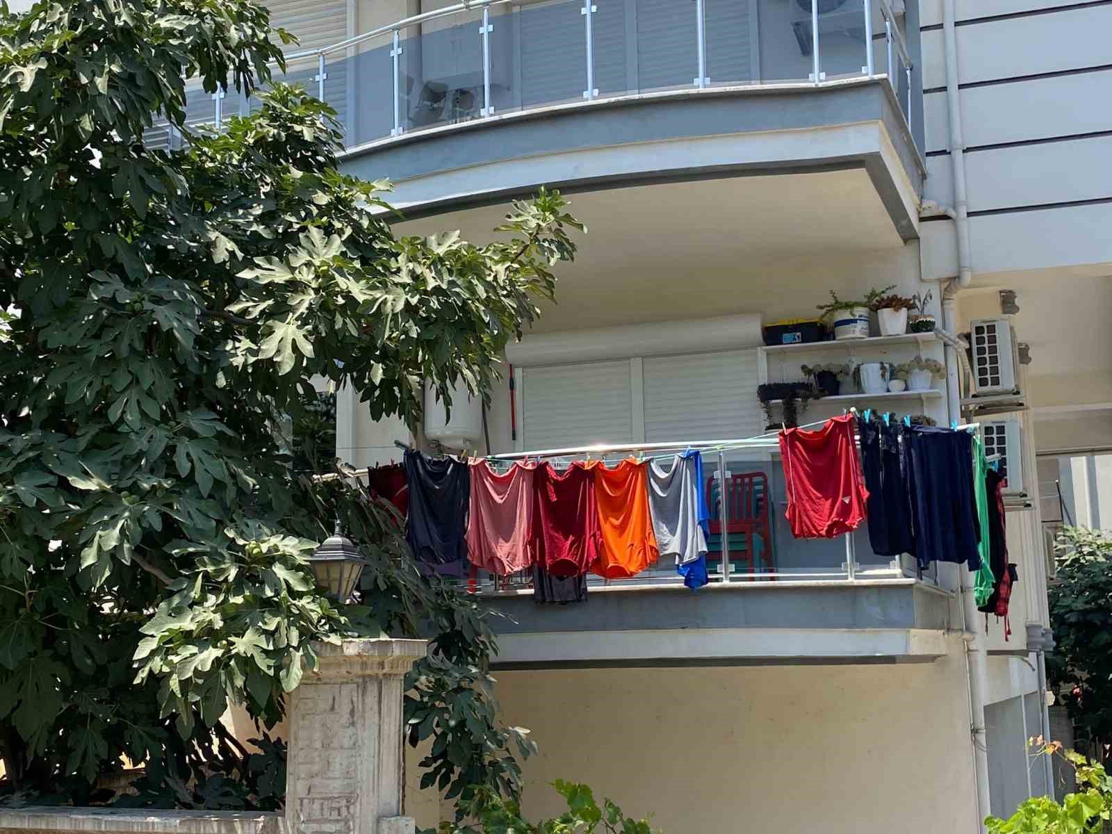 Balkonda asılı kadın iç çamaşırları çalan hırsız apartmanın başına dert oldu
