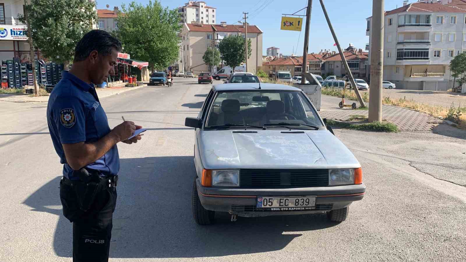 Sollamak istediği otomobile çarparak savrulan motosiklet sürücüsü yaralandı
