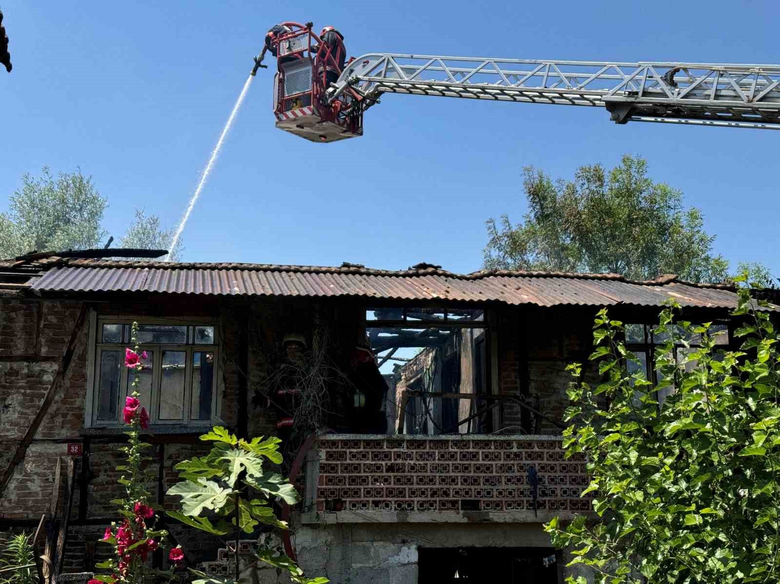 Bahçeye atılan sigara izmariti yangına sebep oldu
