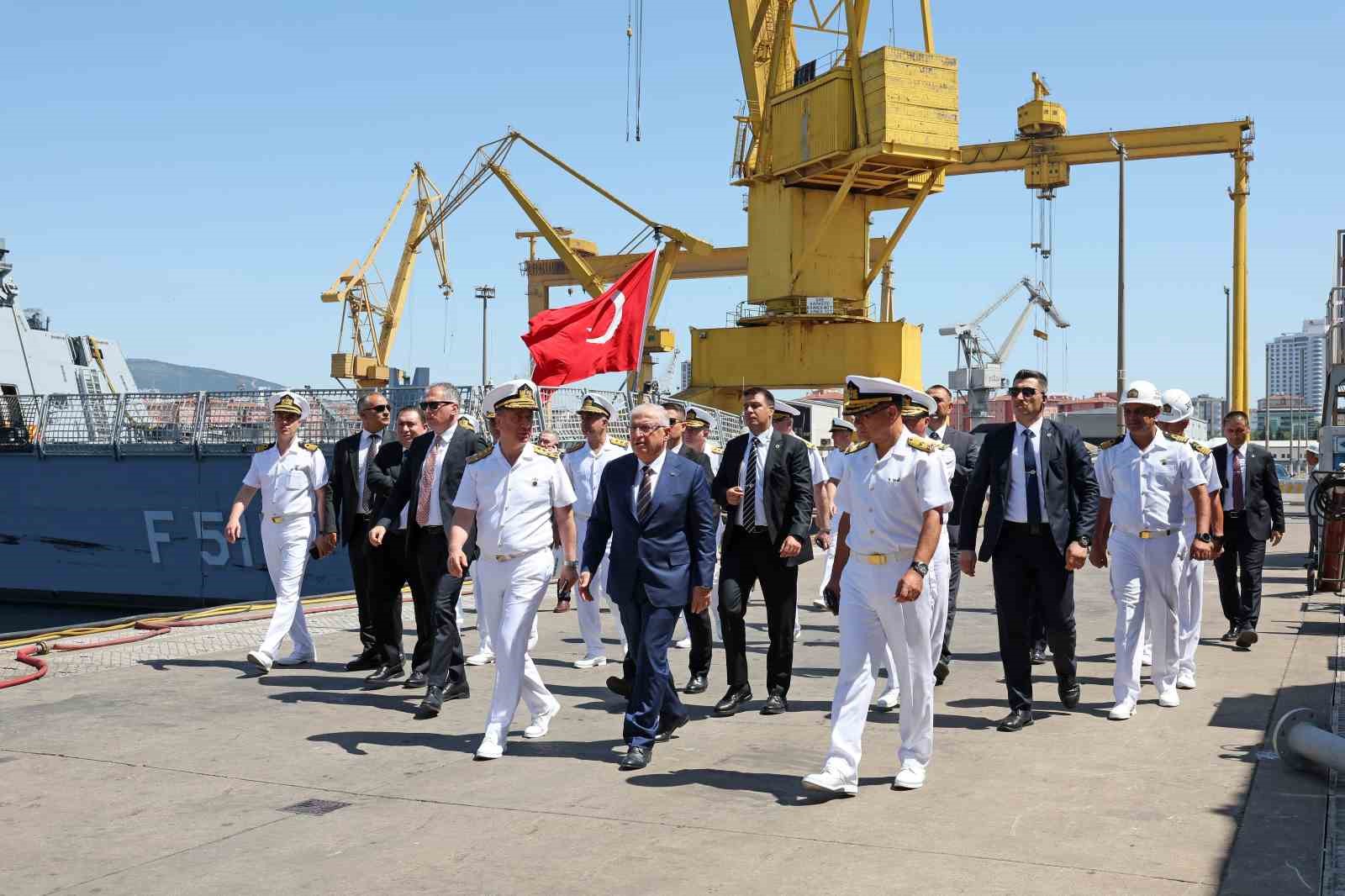 Bakan Güler, İstanbul Tersanesi Komutanlığında denetlemelerde bulundu
