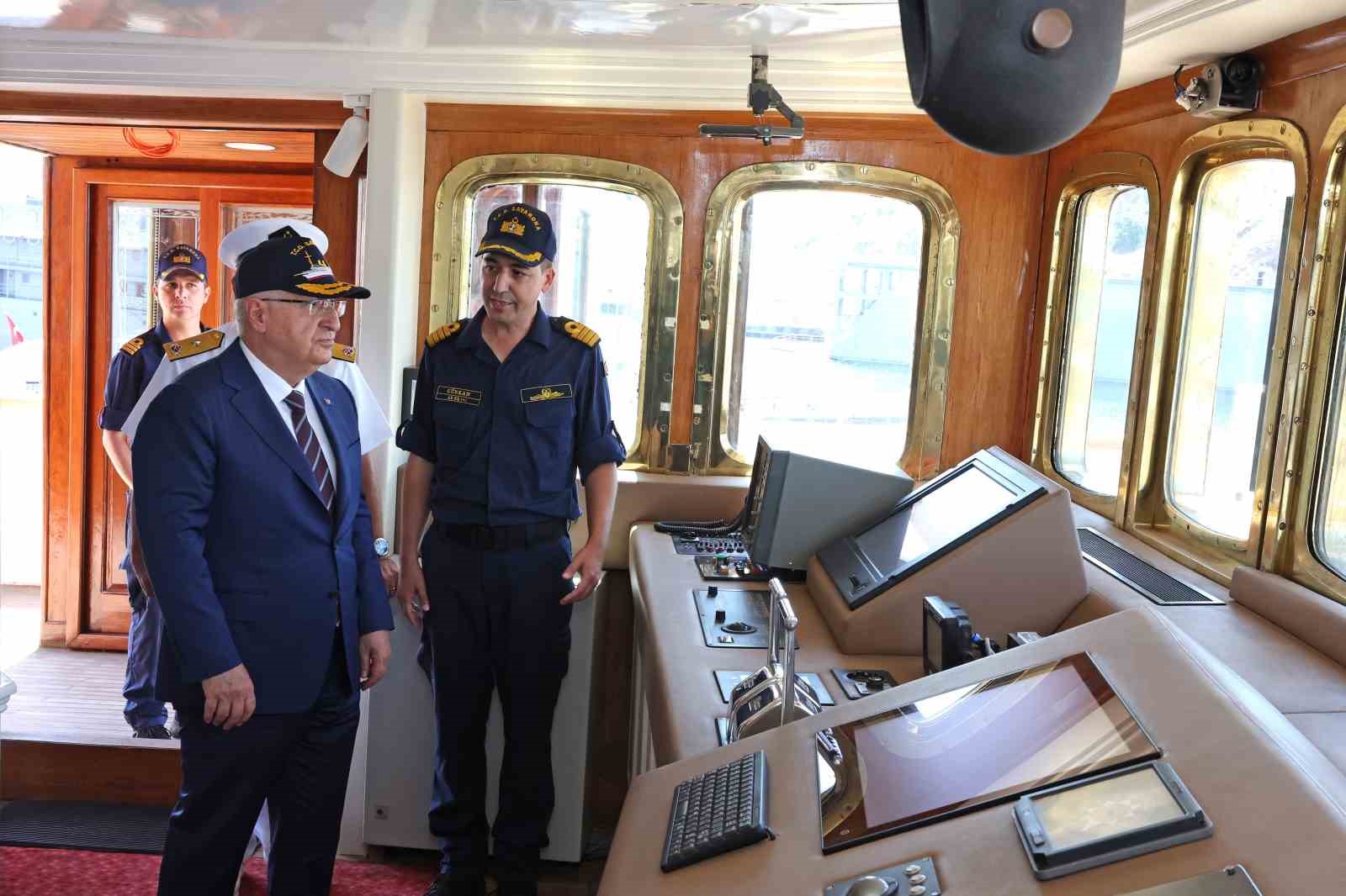 Bakan Güler, İstanbul Tersanesi Komutanlığında denetlemelerde bulundu
