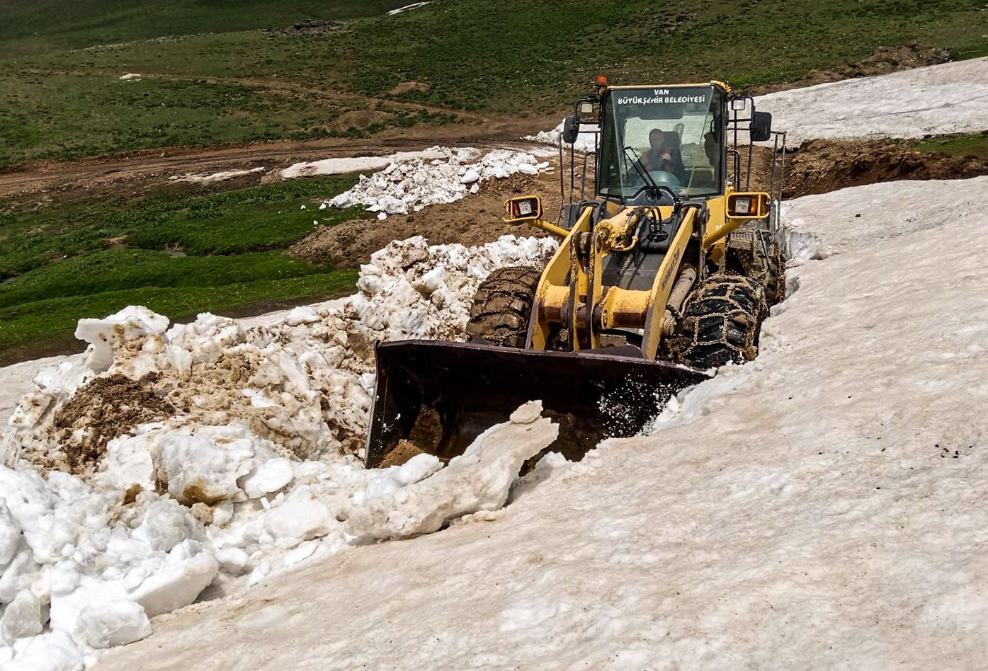 Van’da haziran ayında karla mücadele çalışması
