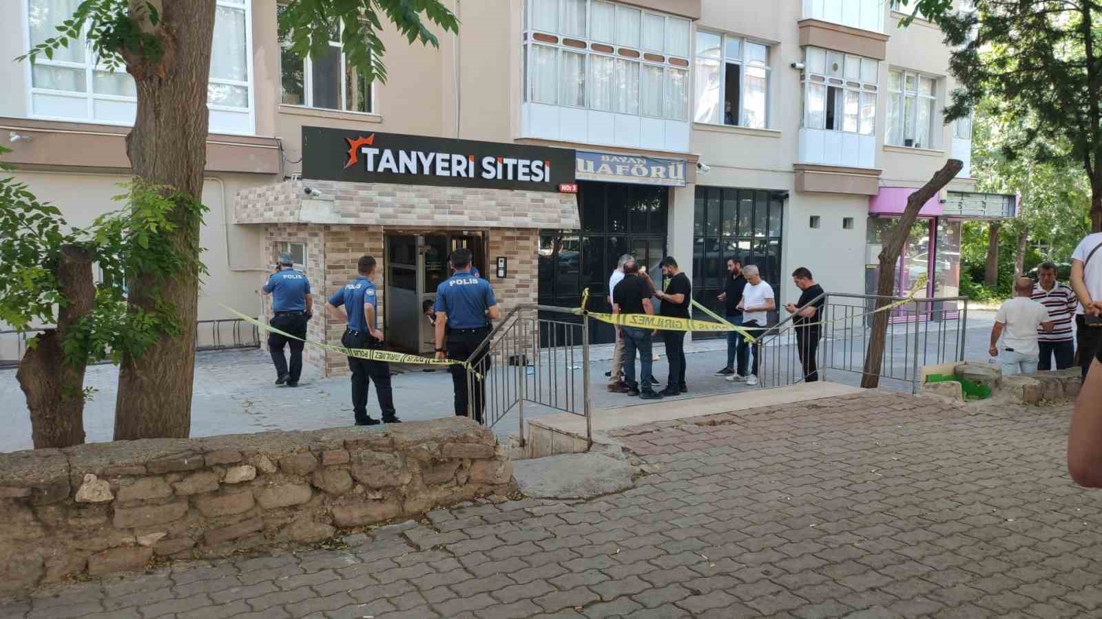 Evinin önünde öldürülen 4 çocuk annesi son yolculuğuna uğurlandı
