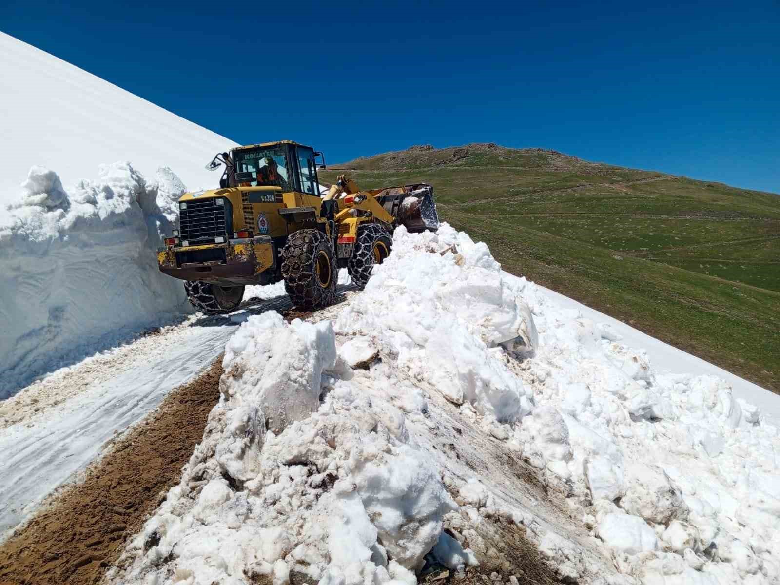 Haziran ayında yaylalarda karlı yollar açılmaya devam ediyor
