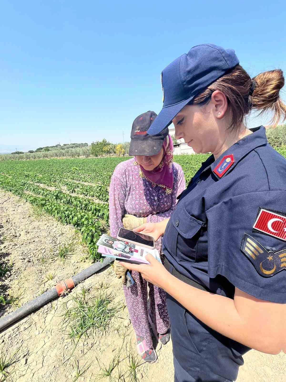 Tarım işçisi kadınlara KADES uygulaması yükletildi
