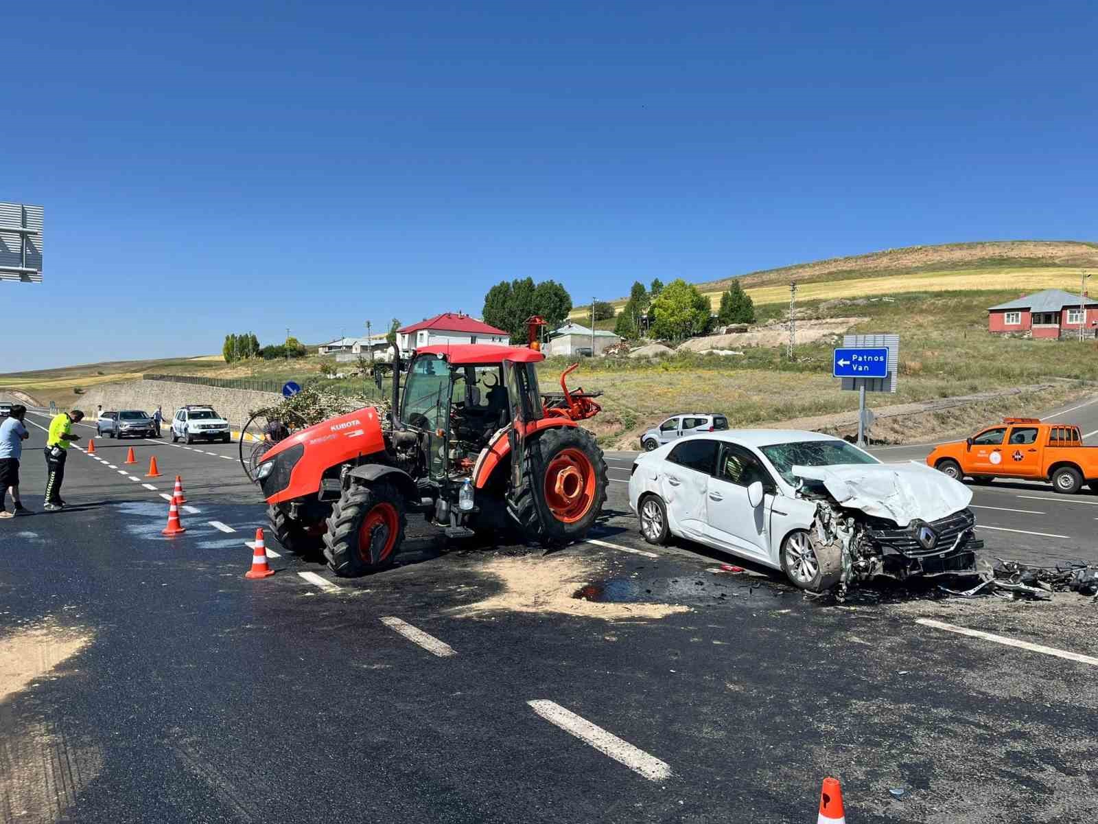 Ağrı’da yola atlayan traktör kazaya neden oldu
