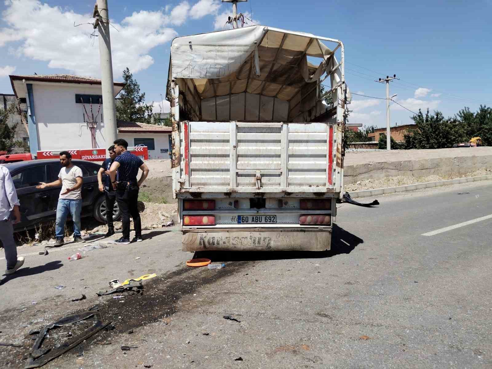 Diyarbakır’da otomobil ile kamyonet çarpıştı: 5 yaralı
