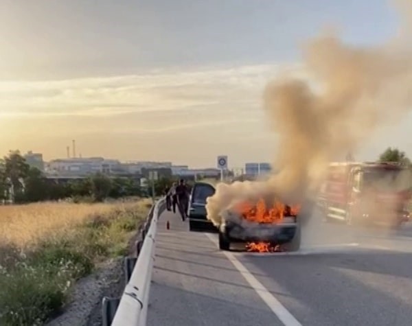 Konya’da otomobil alev alev yandı
