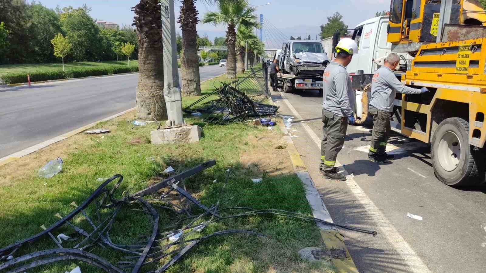 Kontrolden çıkan aracın refüjdeki bariyerlere çarpması sonucu 1’i ağır 7 kişi yaralandı
