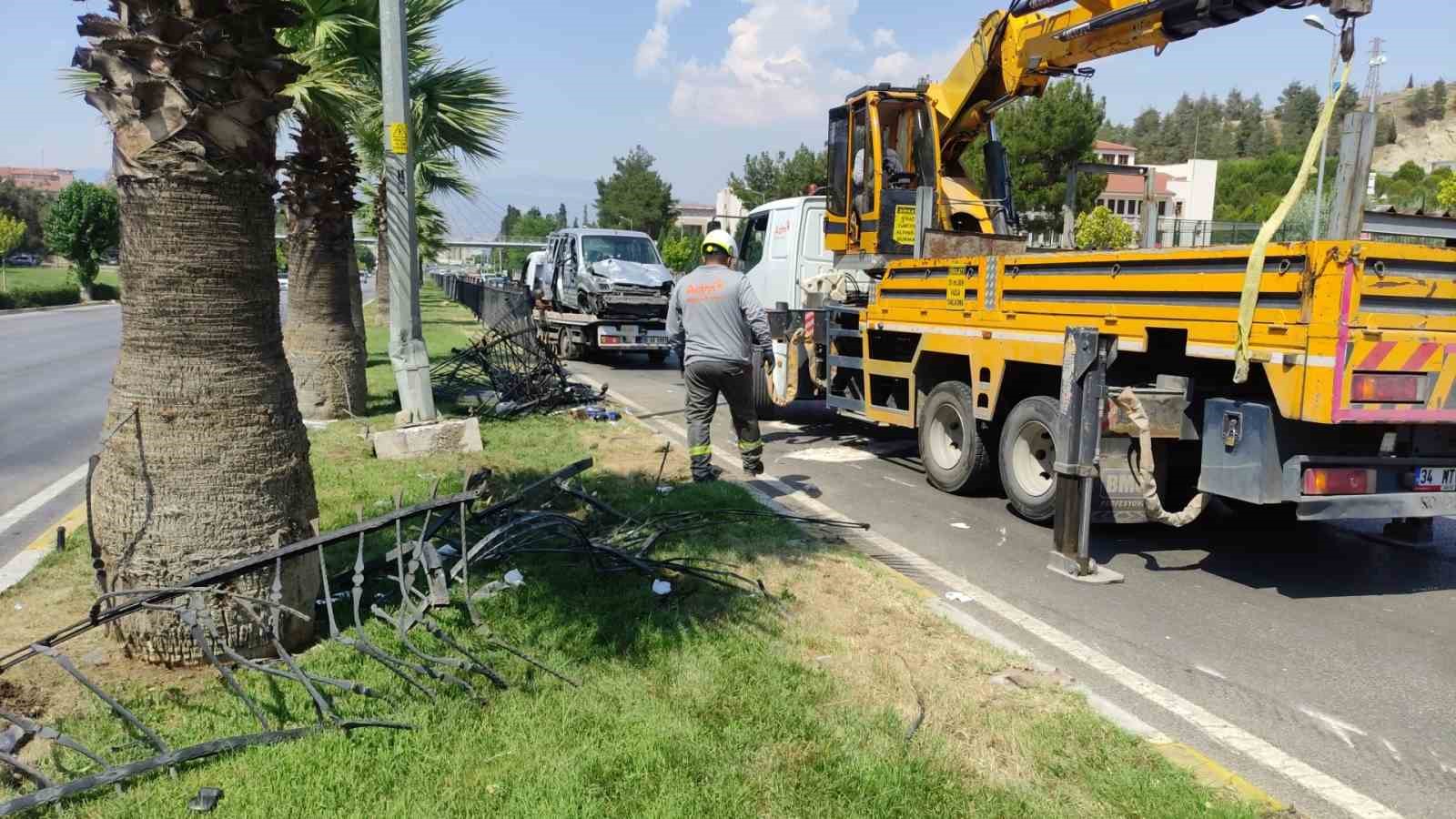 Kontrolden çıkan aracın refüjdeki bariyerlere çarpması sonucu 1’i ağır 7 kişi yaralandı
