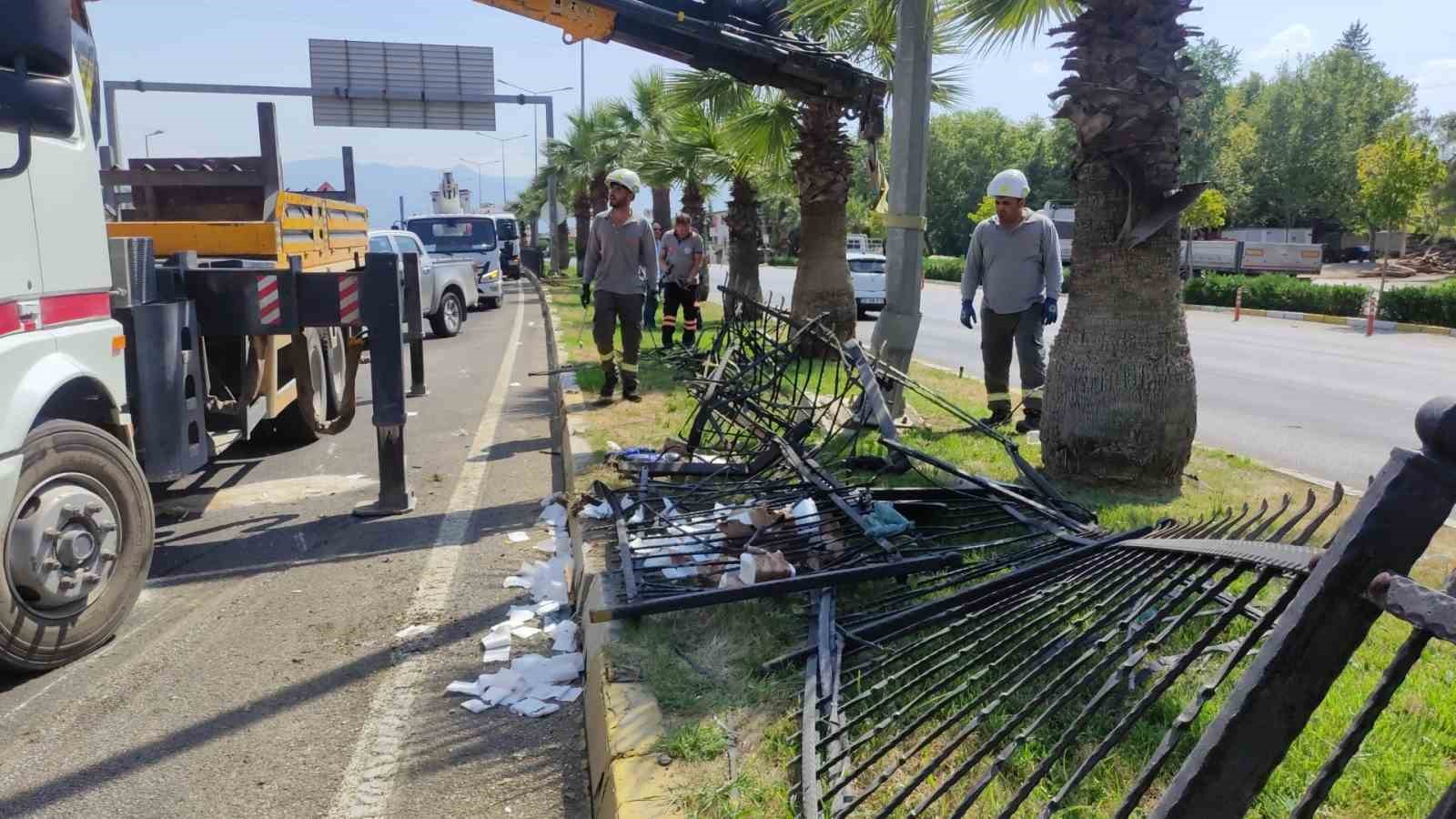 Kontrolden çıkan aracın refüjdeki bariyerlere çarpması sonucu 1’i ağır 7 kişi yaralandı
