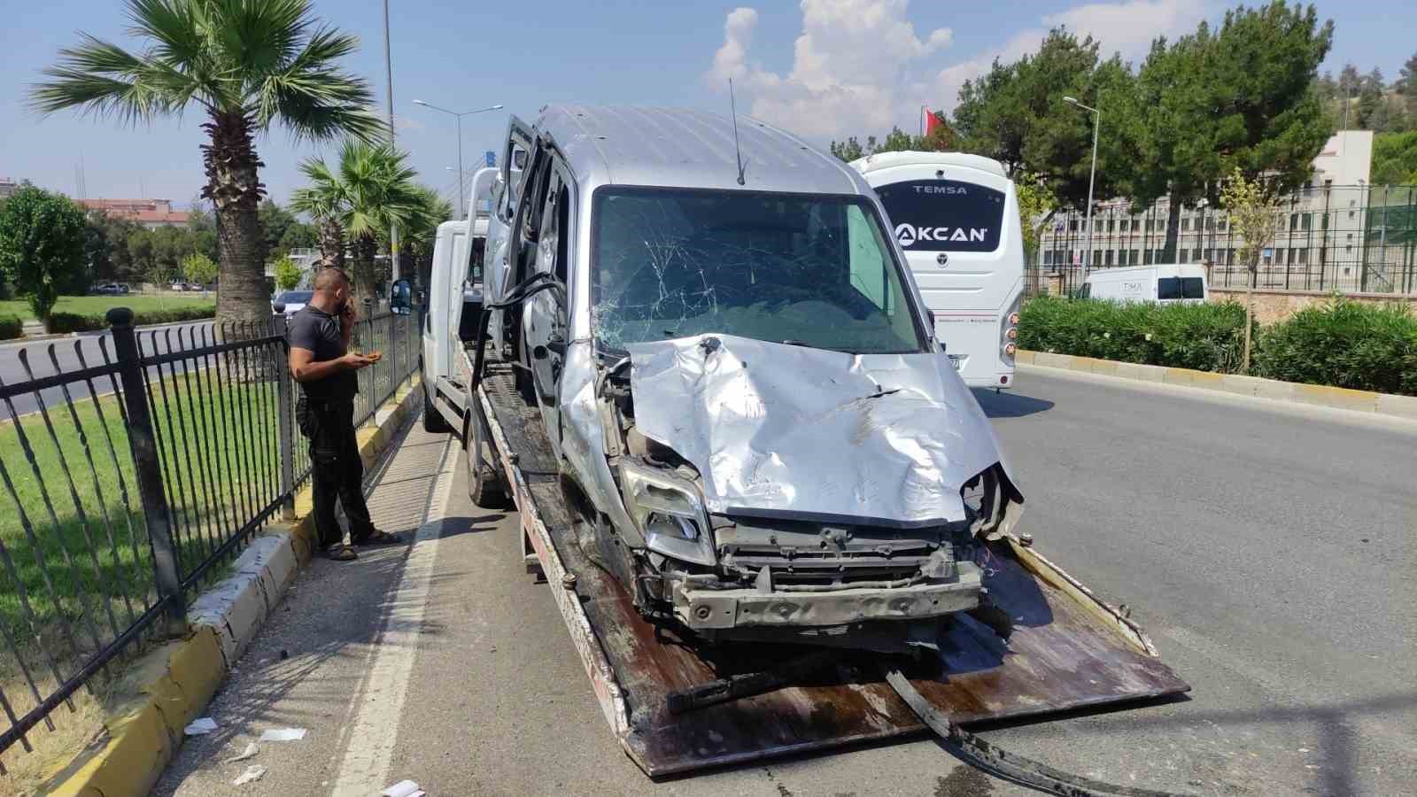 Kontrolden çıkan aracın refüjdeki bariyerlere çarpması sonucu 1’i ağır 7 kişi yaralandı
