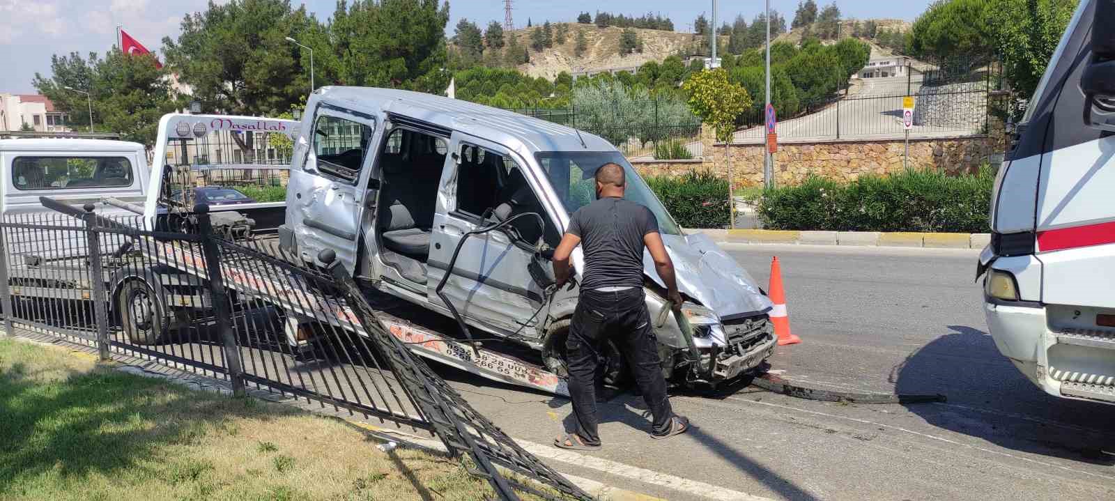 Kontrolden çıkan aracın refüjdeki bariyerlere çarpması sonucu 1’i ağır 7 kişi yaralandı
