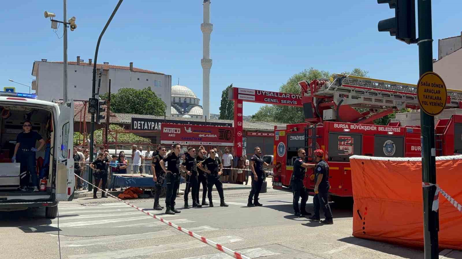 Tartıştığı ağabeyini bıçakladı, evde harakiri yaptı
