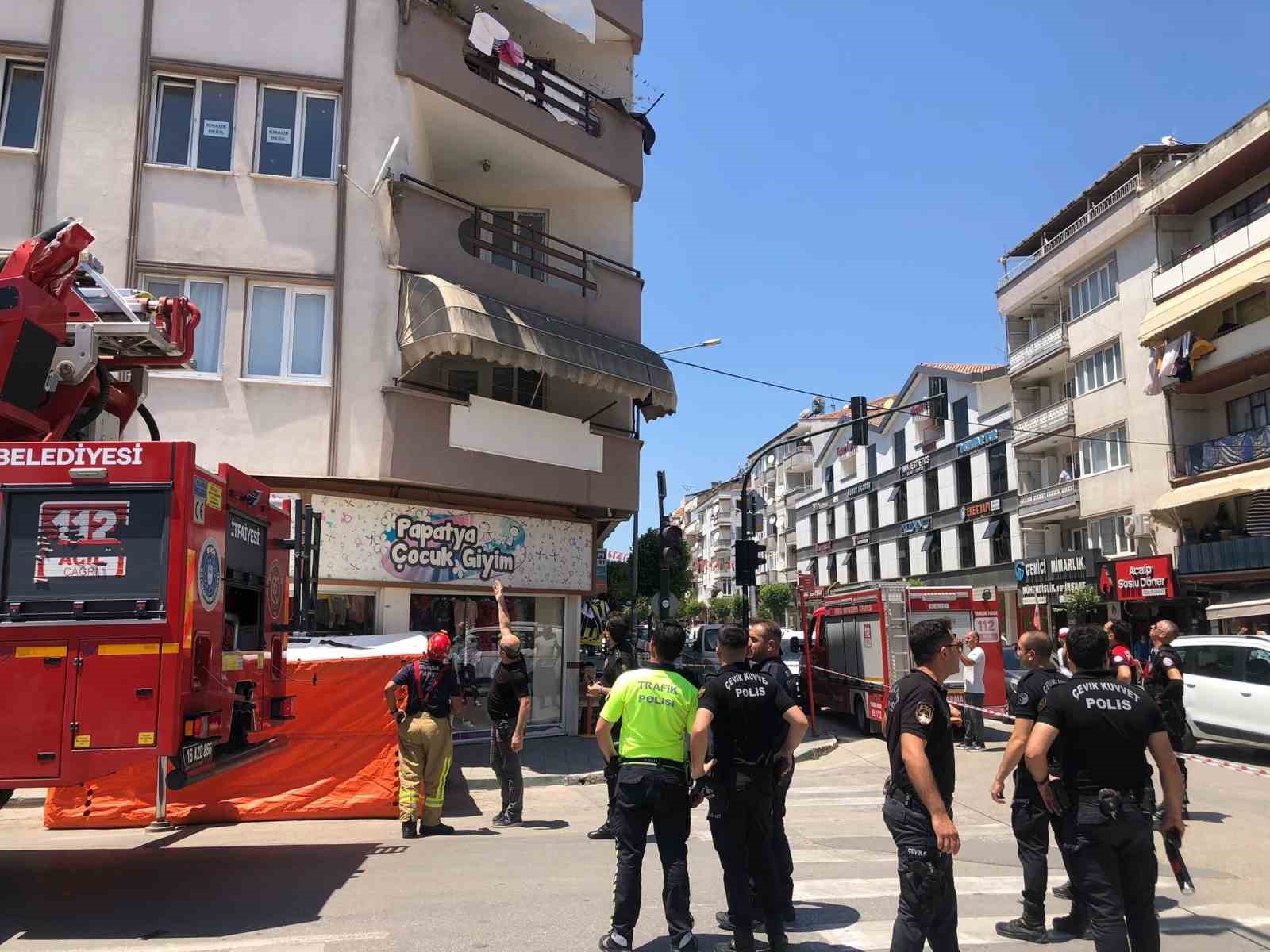 Tartıştığı ağabeyini bıçakladı, evde harakiri yaptı
