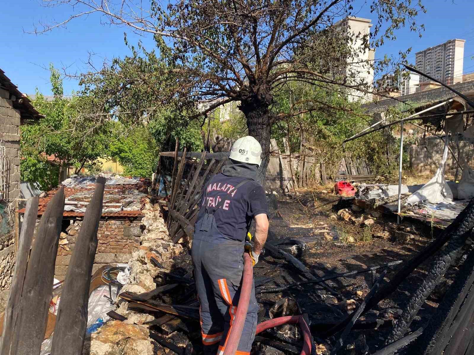 Çadır yangını itfaiye tarafından söndürüldü
