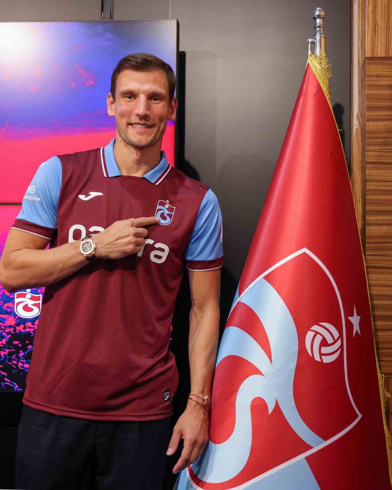 Trabzonspor, yeni transferleri Borna Barisic ve John Lundstram ile sözleşme imzaladı
