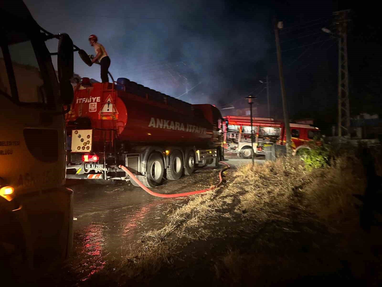 Ankara’da otluk alanda çıkan yangın yerleşim yerine sıçradı
