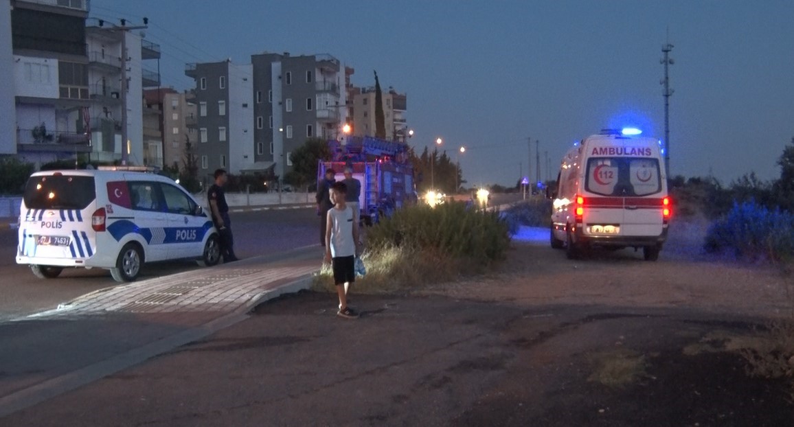 Antalya’da gecekondunun çatısındaki odunluk yanarak kül oldu
