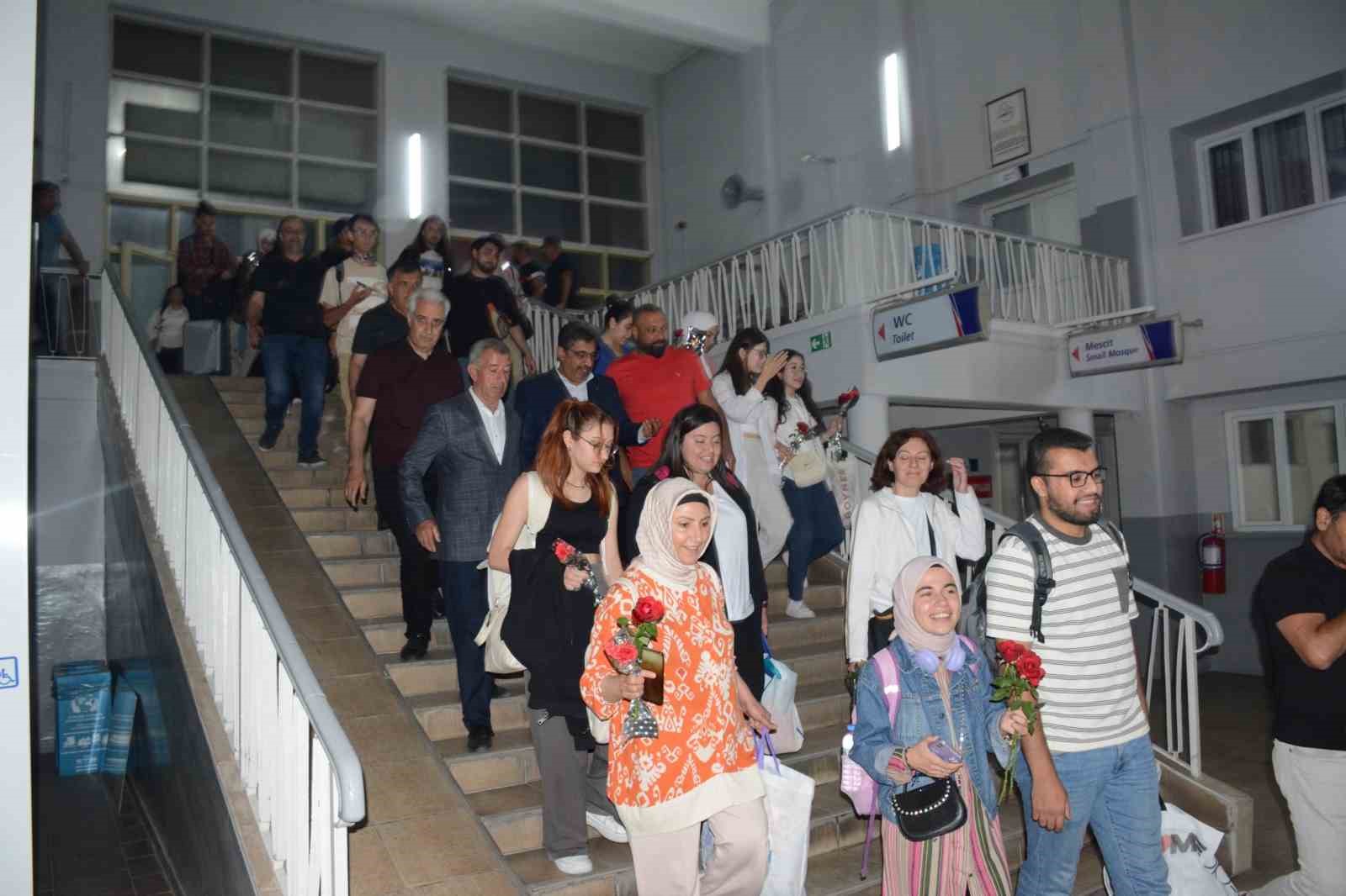 Turistik Tatvan Treni’nin ilk yolcuları Tatvan’a vardı
