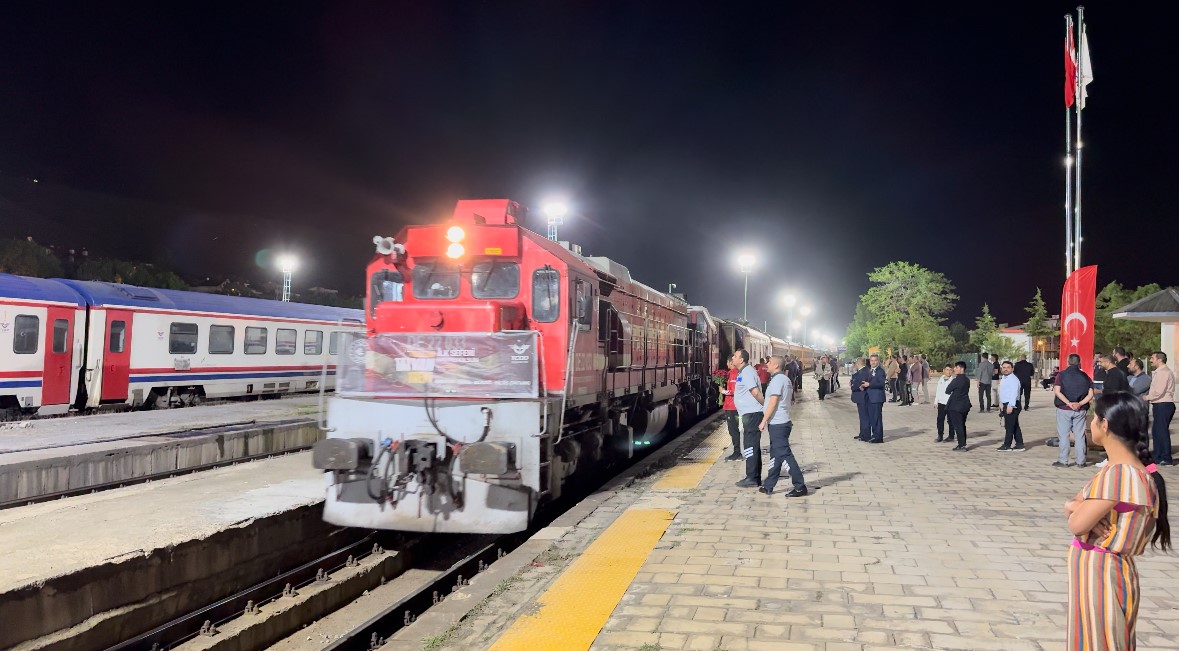 Turistik Tatvan Treni’nin ilk yolcuları Tatvan’a vardı
