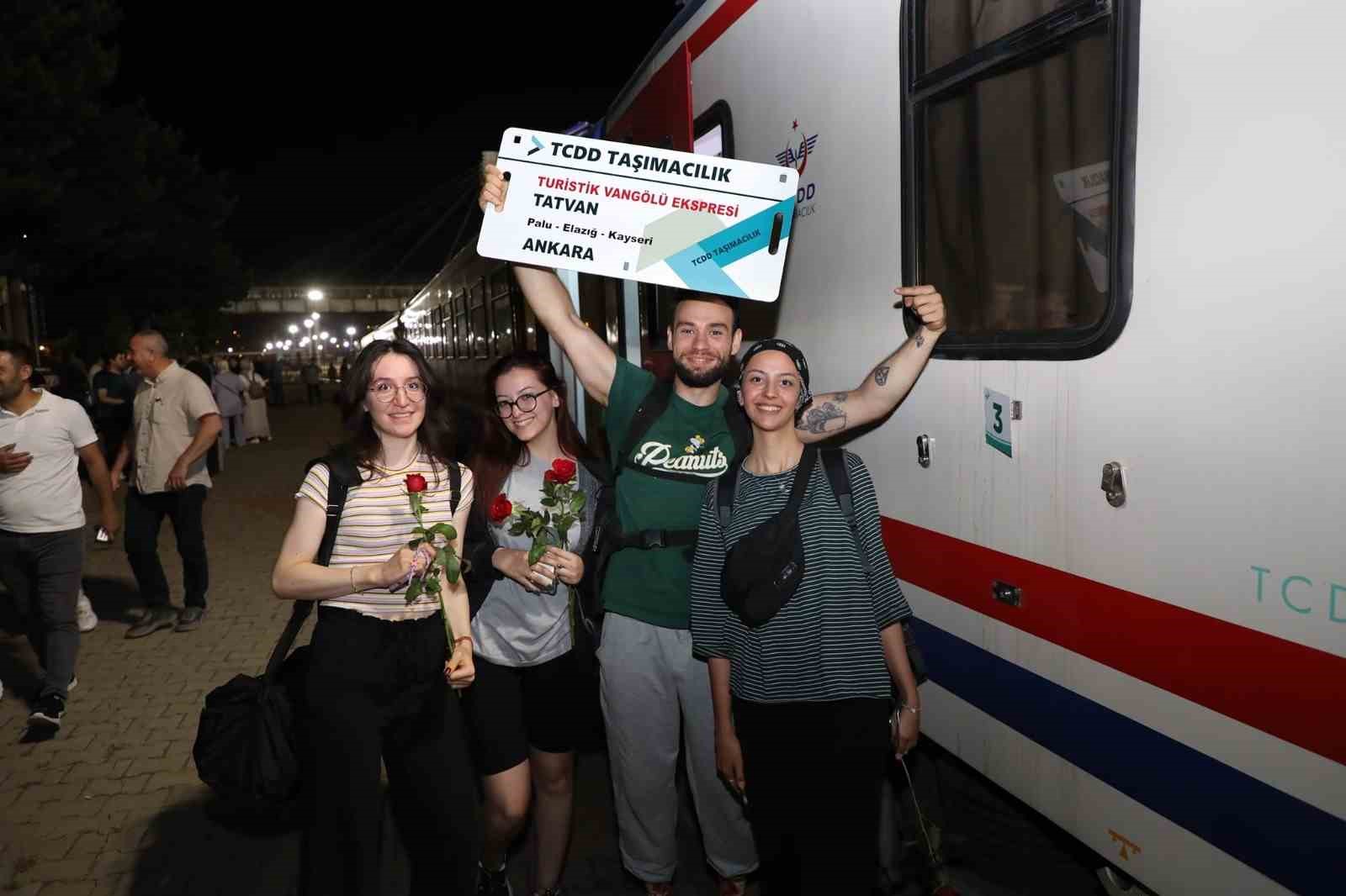 Turistik Tatvan Treni’nin ilk yolcuları Tatvan’a vardı
