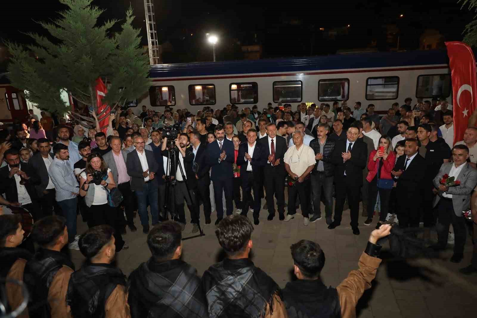 Turistik Tatvan Treni’nin ilk yolcuları Tatvan’a vardı
