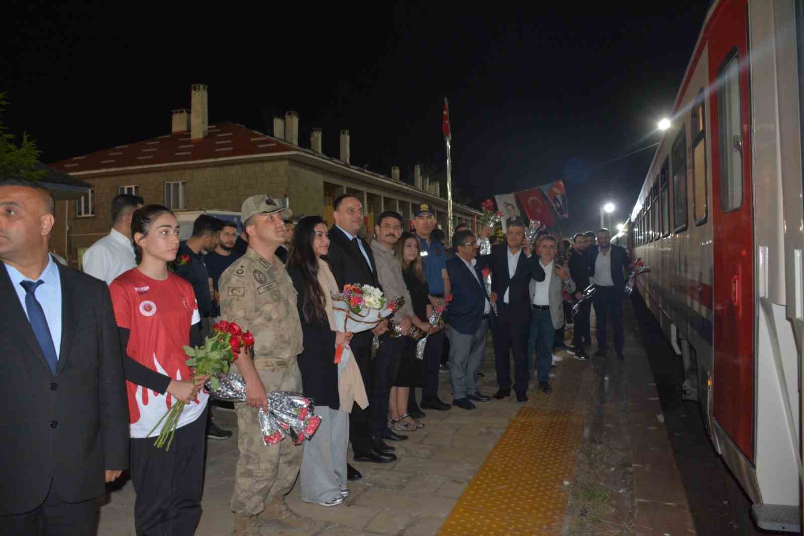 Turistik Tatvan Treni’nin ilk yolcuları Tatvan’a vardı
