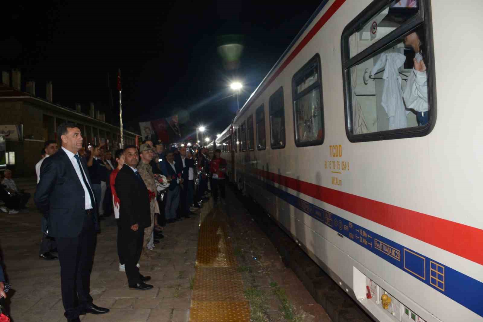 Turistik Tatvan Treni’nin ilk yolcuları Tatvan’a vardı
