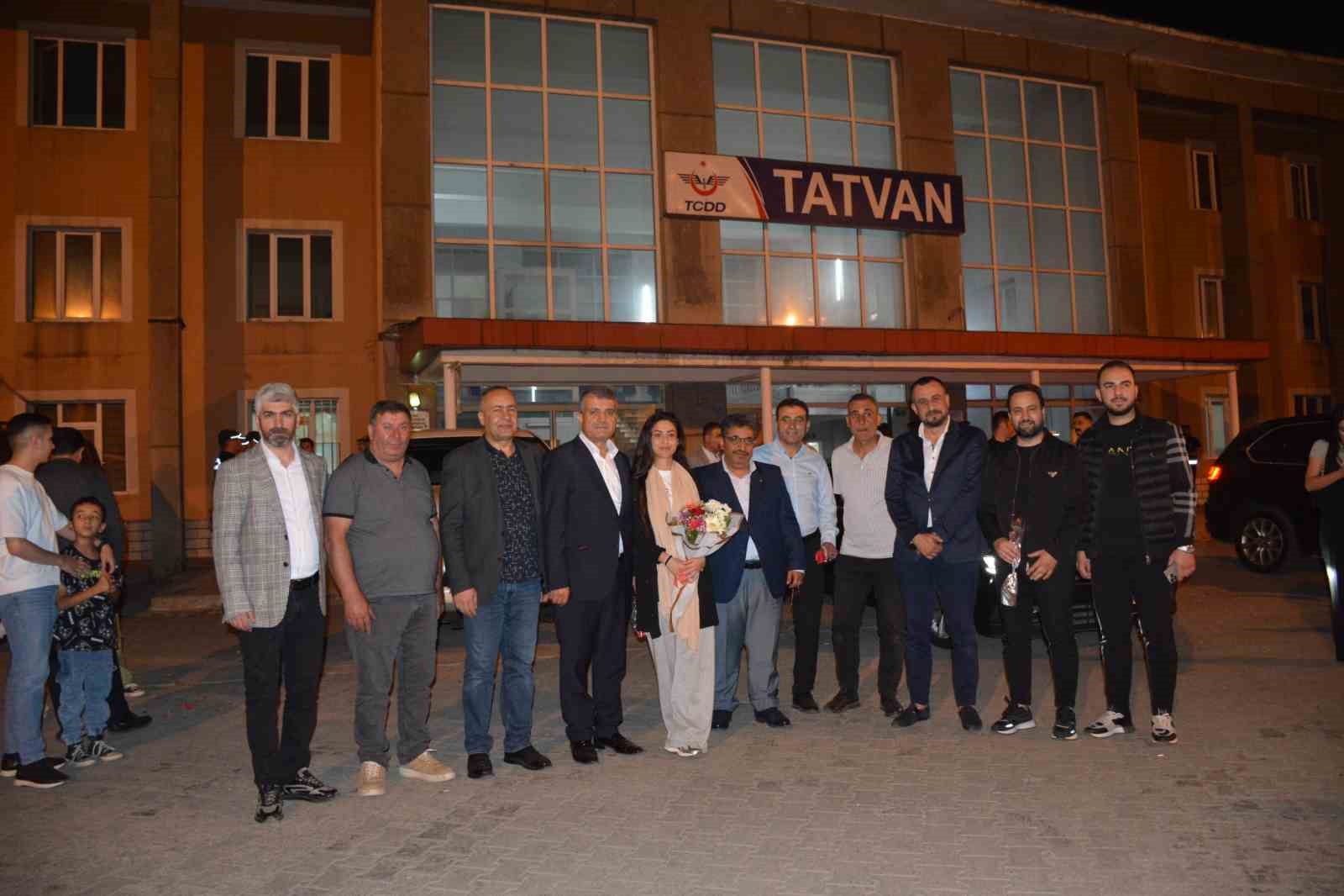 Turistik Tatvan Treni’nin ilk yolcuları Tatvan’a vardı
