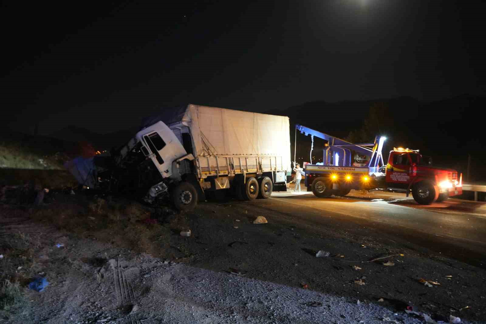 Niğde’de zincirleme trafik kazası: 3 ölü, 4 yaralı
