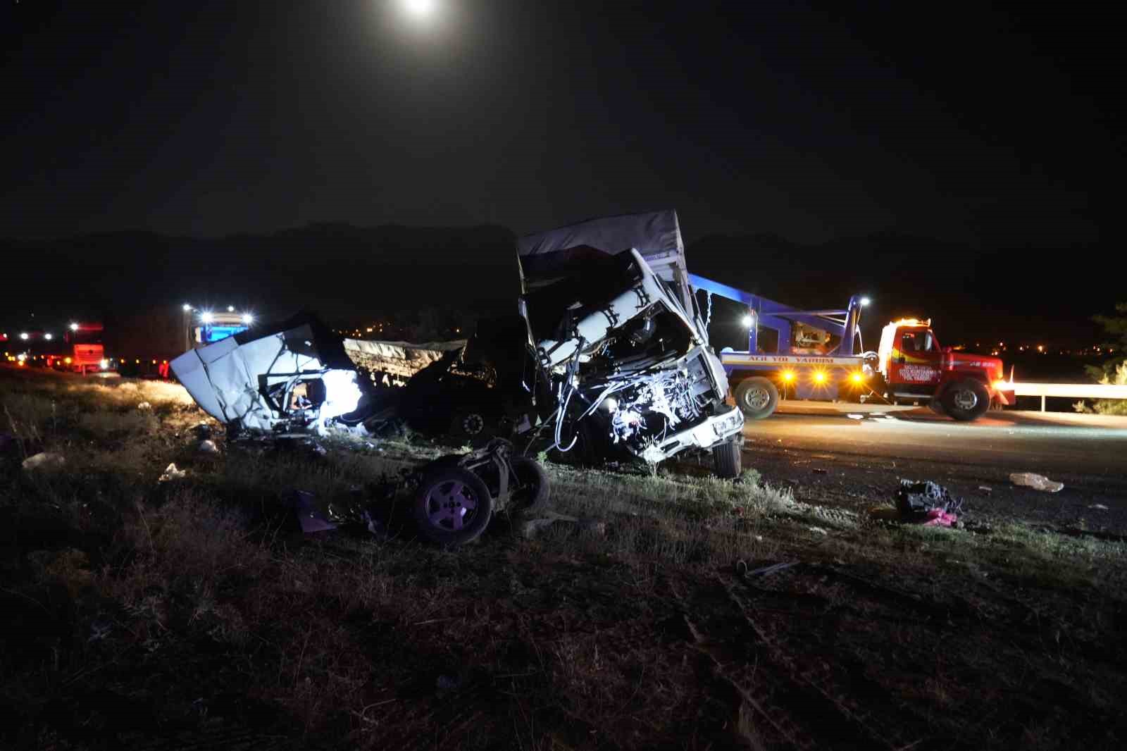 Niğde’de zincirleme trafik kazası: 3 ölü, 4 yaralı
