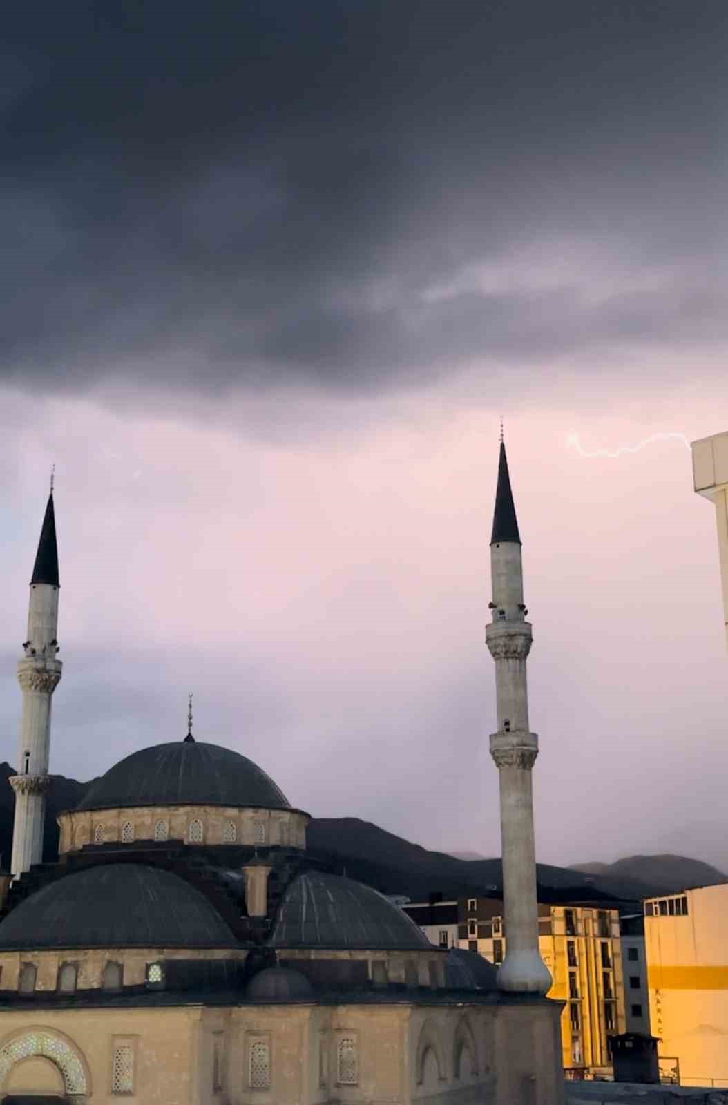 Yüksekova’da cami minareleri arkasında çakan şimşeklerden görsel şölen
