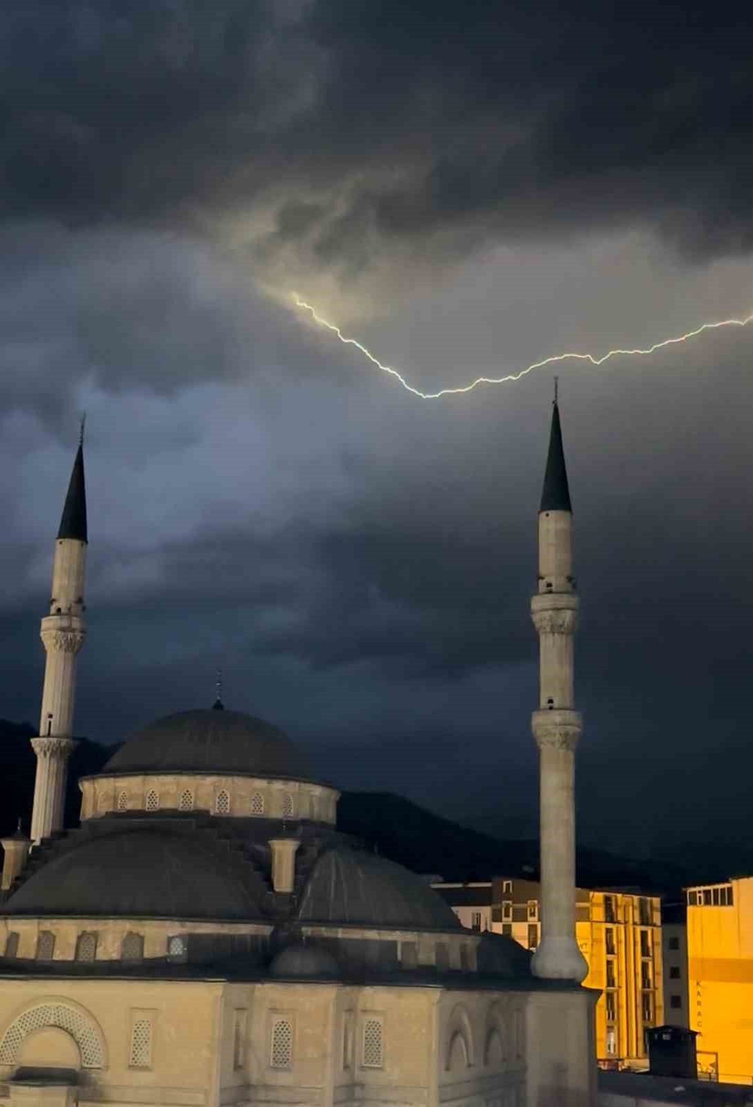 Yüksekova’da cami minareleri arkasında çakan şimşeklerden görsel şölen
