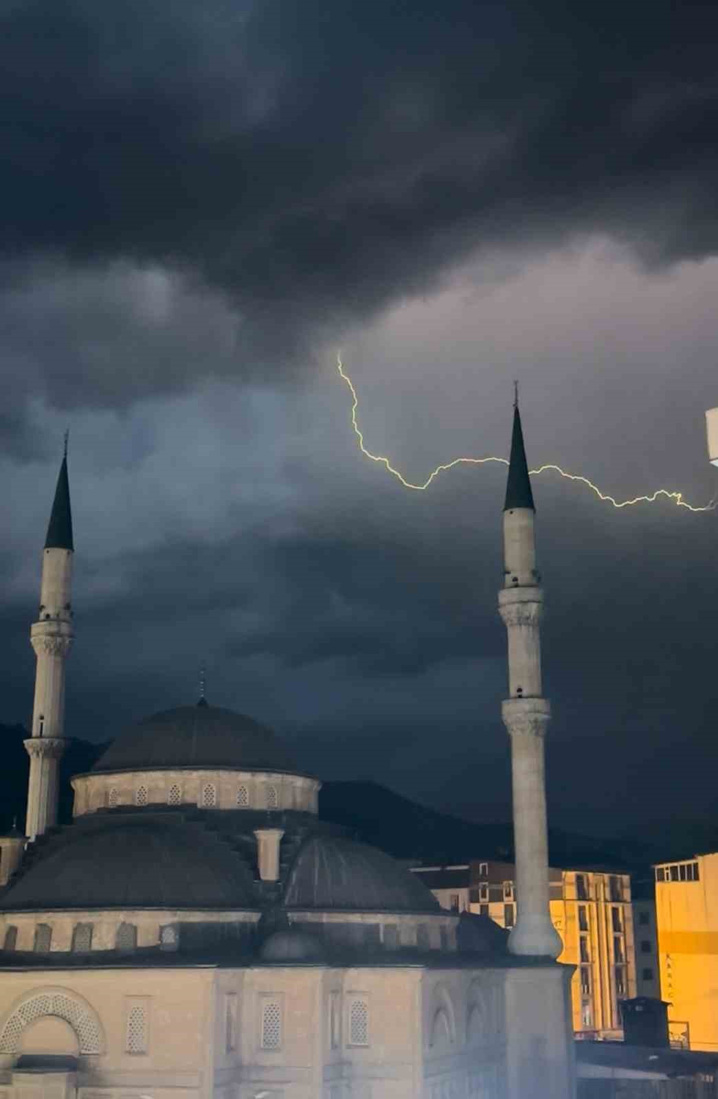 Yüksekova’da cami minareleri arkasında çakan şimşeklerden görsel şölen
