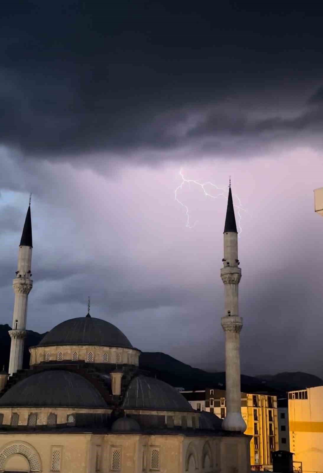 Yüksekova’da cami minareleri arkasında çakan şimşeklerden görsel şölen
