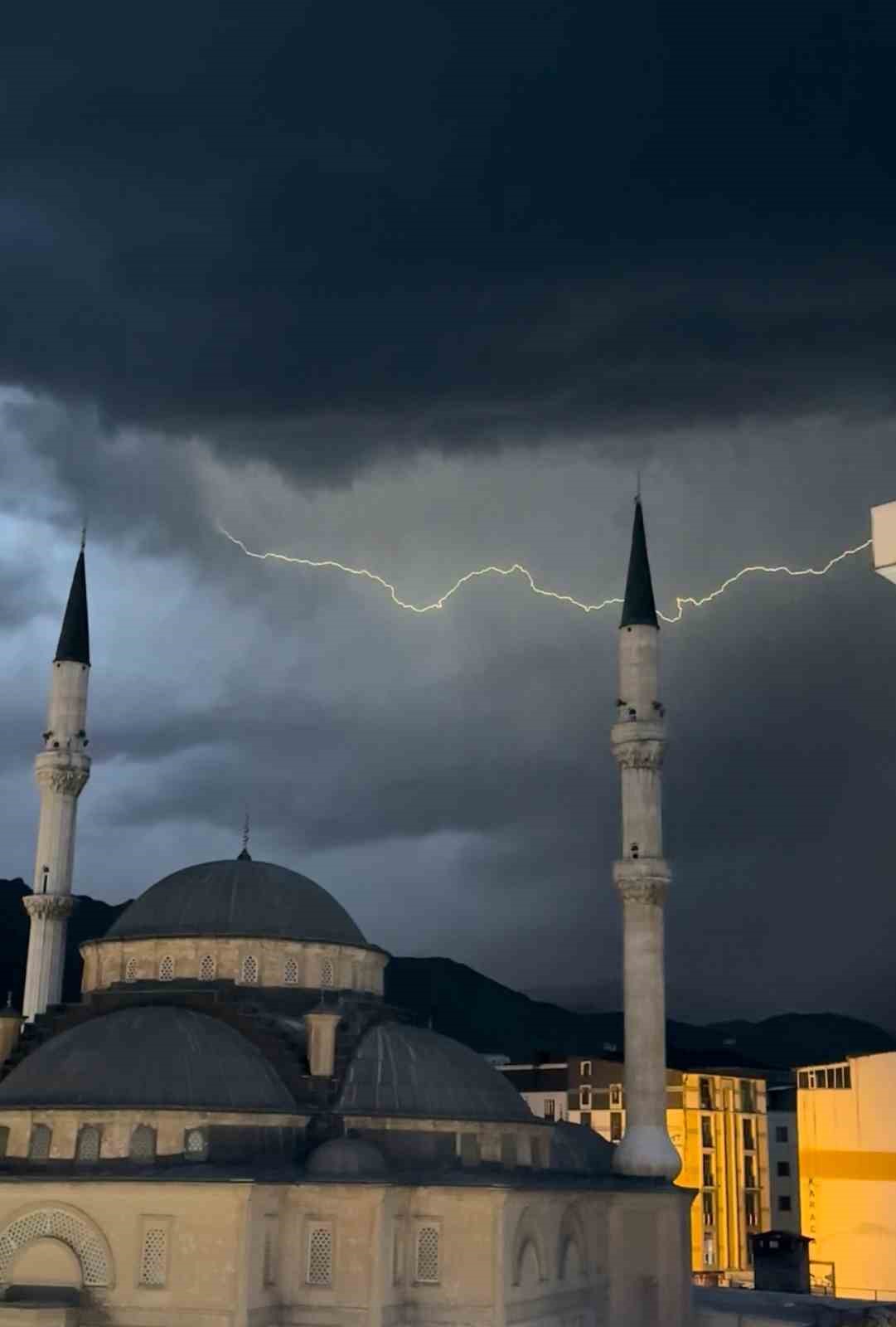 Yüksekova’da cami minareleri arkasında çakan şimşeklerden görsel şölen
